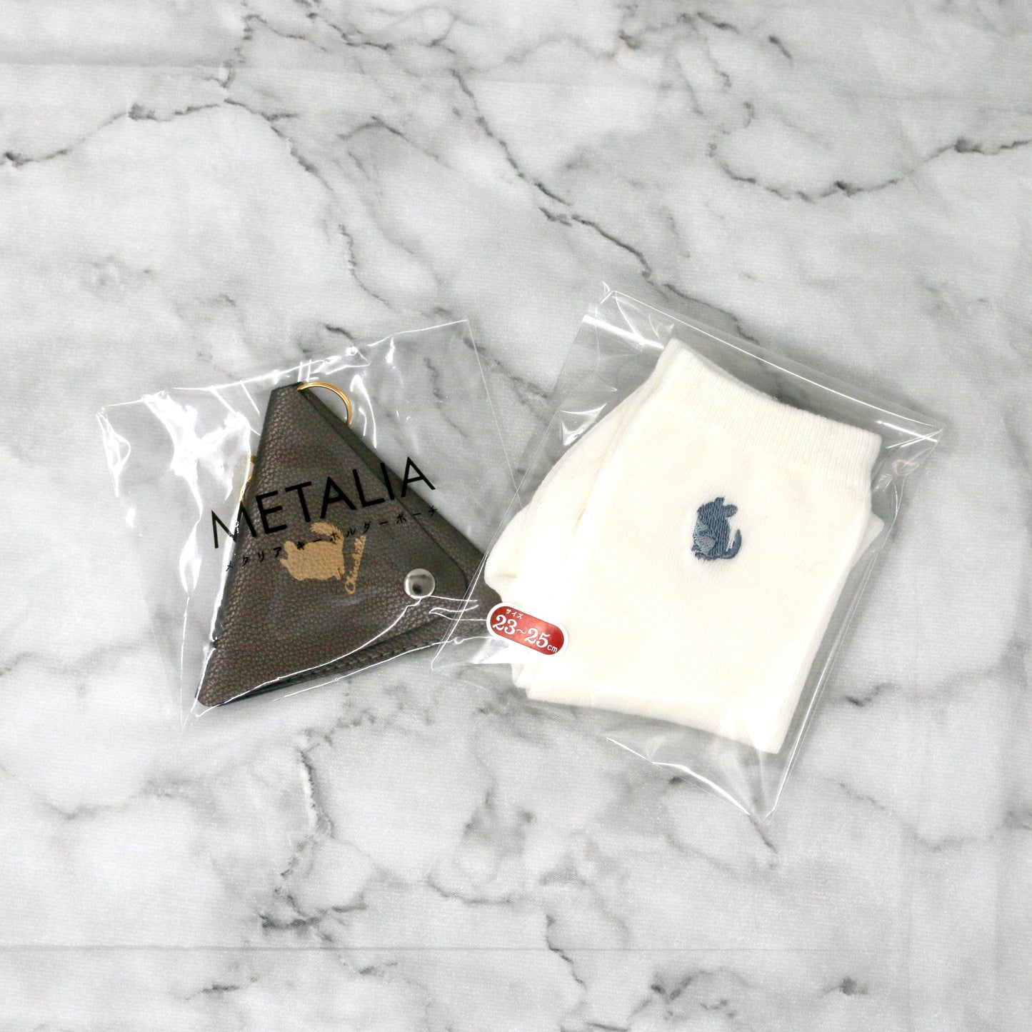 チンチラ刺繍靴下とキーポーチ